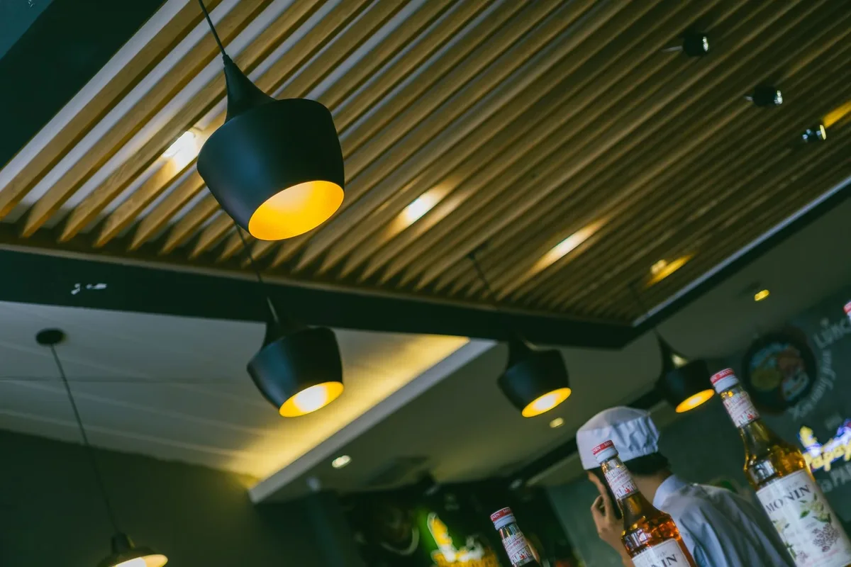 Ahşap tavanlı restoranın aydınlatmaları ve iç mekânı