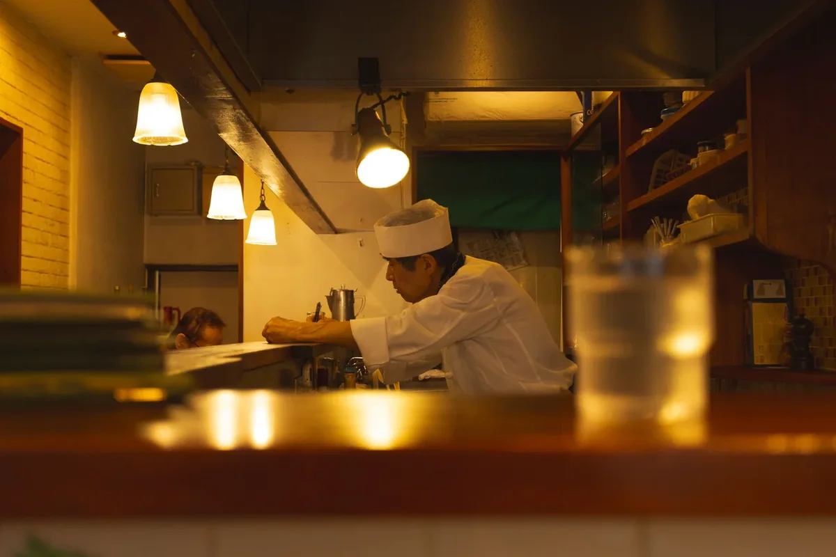 Restoran mutfağında yemek hazırlayan şef