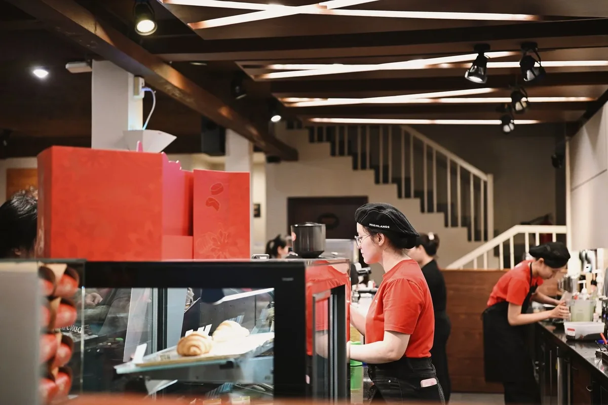 Yoğun bir kahve dükkânında çalışan baristalar